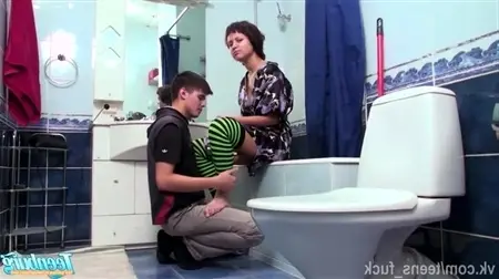 Молодая сучка устроила с бойфрендом порно в туалете